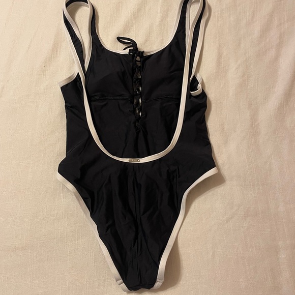 Ele Swims One Piece - Picture 4 of 5